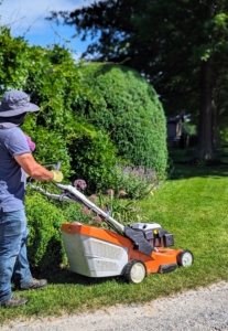 Adan is careful to always adjust the cutting height accordingly. Grass that’s consistently cut too short will have a poorly developed root system, which makes the lawn more susceptible to serious damage from drought or high temperatures.