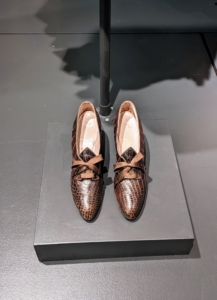 The shoes had narrow toe boxes and medium heels, but these oxfords show a significant change, allowing women to wear shoes more akin to men's comfortable and functional styles.