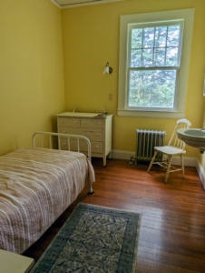 The servants’ rooms were also rather spacious. This one was likely occupied by the head of staff – it includes a bed, a small sitting area and a private bathroom.