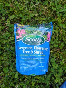 Scotts Evergreen Flowering Tree & Shrub is a fertilizer that is ideal for acid-loving trees and shrubs, including evergreens, dogwoods, hydrangeas, and magnolias. It encourages vigorous root growth and lush foliage, and is easy to use - just sprinkle a generous amount into the soil.