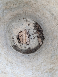 As always, a shard or stone is placed at the bottom of the clay pot to cover the drainage hole to prevent soil from falling out.