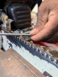 Pasang places the tool onto the vice. The chain itself needs to be sharpened if the shavings cut from the chainsaw become very fine and almost dust-like, or if the saw does not cut straight. If the teeth on the chainsaw chain become dull, the saw will not cut correctly or efficiently.