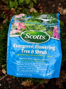 Scotts Evergreen Flowering Tree & Shrub food is a fertilizer that is ideal for acid-loving trees and shrubs. It encourages vigorous root growth and lush foliage, and is easy to use.