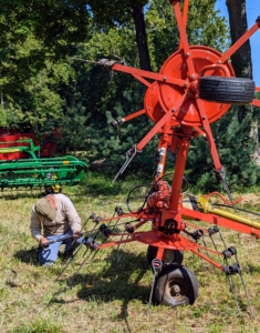 He also thoroughly cleans underneath the tedder which can accumulate clippings.