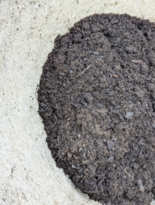 A quality potting soil must have good water retention capacity and good porosity. It should also feel light, airy, and not show any signs of mold.