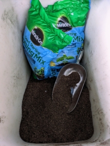 I use Miracle-Gro Seed Starting Potting Mix, which is specially formulated for fast root development.