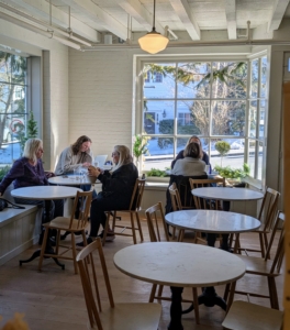 In this corner, a pleasant, light and airy dining area for guests.