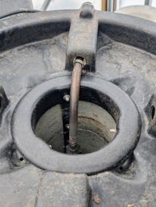 A hose connected to an air stone sits over filter basket. It provides a consistent pattern of air bubbles that prevents compost compaction and incorporates necessary oxygen during the brewing process.