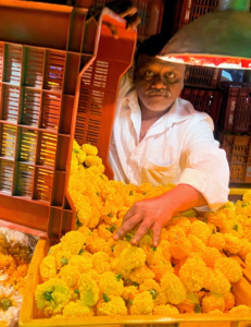 Garlands are made all day long from fresh cut flowers. These flowers come from local farms as well as distant nurseries.