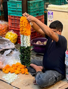 Flowers are used for many events in India such as festivals, celebrations, weddings and religious ceremonies. Visitors often buy garlands for temple offerings and home decorations.