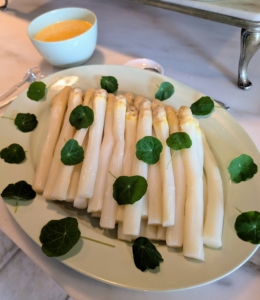The asparagus is also decorated with Nasturtium leaves. Nasturtium leaves are completely edible and have a slightly peppery and sour taste.