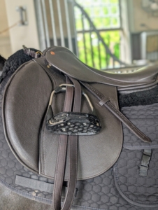 This Freedman's Hunter SG saddle has a low cantle profile, which is the back of the saddle seat, making it easier to swing the leg over when mounting.