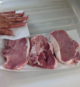Here, Enma pats the pork dry and seasons with salt and pepper.