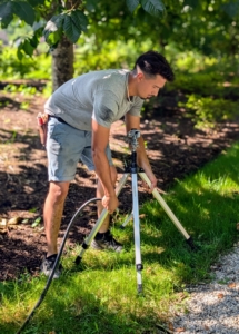 The legs can be adjusted for high or low watering.