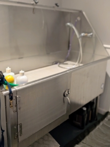 There is also an appropriate stainless steel animal tub.