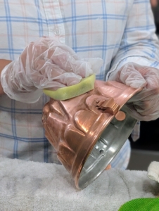 Here, Elvira polishes a mold. It may take a little longer when cleaning a piece with more intricate designs or indentations.