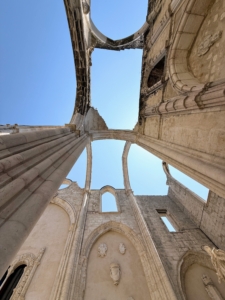 The roof collapsed on that disastrous All Saints' Day and was never rebuilt. The Gothic arches, however, are original and did not get damaged.