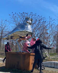 Sheila loves how her birds attract people of all ages, genders, and lifestyles, to visit her birds and hopefully to appreciate the small and ordinary creatures of the world.