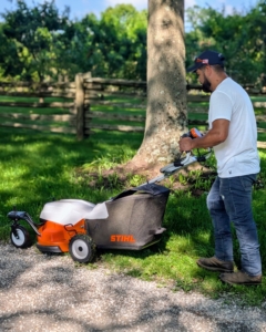 Adan knows exactly which mowers are best for every area of the farm. Here he is mowing the narrow areas in between my pin oaks in the allée. Another benefit of this mower is that it is equipped with a mono-comfort handlebar, which is sturdy and secure.