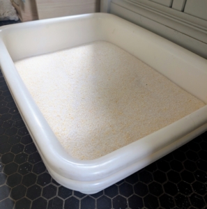 Silica gel crystals absorb moisture through millions of micropores, locking in any odors. The crystals are 100-percent natural, mineral-based and safe for cats. In fact, it’s virtually dust-free, which makes it safe for those with respiratory sensitivities. And, it changes color when a cat has a potential health issue.