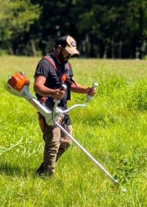 Having easy access to all the controls makes it very efficient and safe. This brush cutter also has a powerful low exhaust emission engine that saves on fuel.