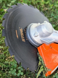 It is used to cut through heavy growth with its durable 9.84-inch circular saw blade.