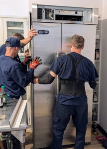 How a refrigerator is used directly affects its lifespan. For busy families, a unit constantly overloaded with items may not cool as effectively. One that is also under high traffic, frequently opened and closed, can experience temperature fluctuations, impacting its longevity. Here is the team removing the old refrigerator.