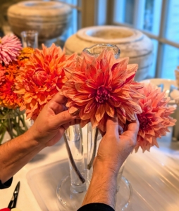 Out in the garden, cut the stems long and then trim to adjust for the vase being used. Enma cut these just right to fit my vessels.