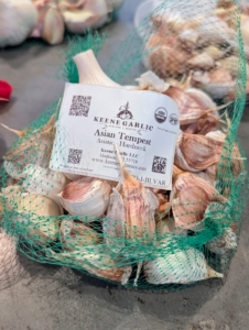 Asian Tempest – Asiatic is very hot when eaten raw and sweet when baked. It tastes rich, garlicky, strong, and robust with easy to peel jumbo cloves.