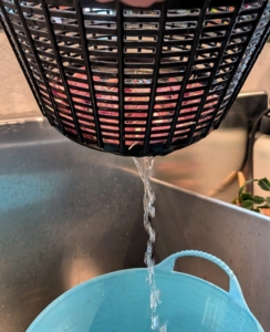 Then the garlic is thoroughly drained.