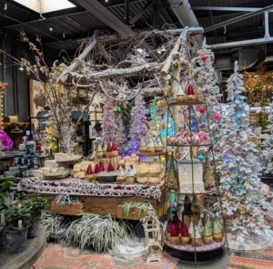 ... to holiday décor.