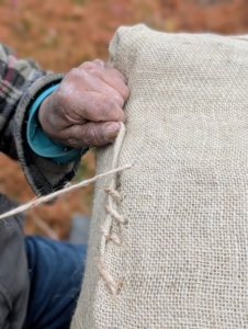 The edges are all folded neatly before sewing. After all, it will also be seen by visitors who come by.
