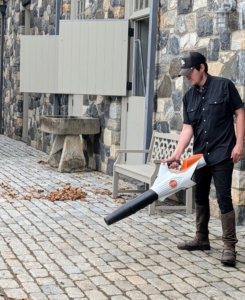 Daily tasks such as blowing the cobblestones outside my stable is always on the list. Juan and Helen keep the stable complex very clean and tidy.