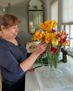 Elvira looks at the arrangement from all sides and fills in any holes. This arrangement looks full and beautiful.