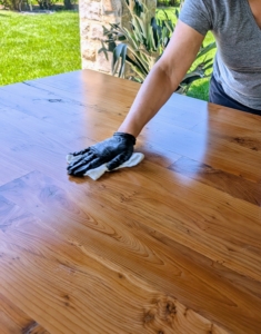Elvira oils the tops of the tables as well, Here, she does it twice, so the surface is extremely clean as well as polished.