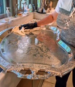 Finally, it is dried thoroughly. Enma is sure to wipe every area, getting into the tight spaces carefully. It’s also a good idea to use gloves when taking on this task, so the cleaning cream does not come into contact with the skin.