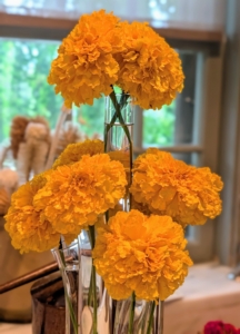 Enma uses gold colored flowers in this finger vase. Monochromatic arrangements are beautiful on their own. They look clean, refined, and striking.