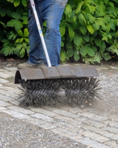 The engine provides strong consistent power to loosen and remove the unwanted dirt.