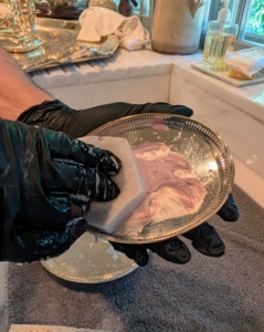 After washing this silver dish with dish soap and warm water to remove any dust, Enma applies a small amount of silver cream.