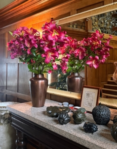 These lily arrangements are the first one sees upon entering Skylands. They’re on this long table in the foyer – so bright and inviting.