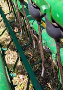 This apparatus uses pins to spread, turn, and gather cut or dried hay in the field.