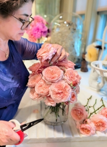 Working carefully and thoughtfully, Enma fills every space with a beautiful Martha Stewart rose. Using a single variety for an arrangement shows consistent bloom shape, size, and color, making the display dramatic and visually impactful.