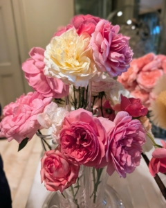 Most freshly cut roses should last up to one week if properly tended. When displaying roses, be sure to keep them away from heat and bright light, which will shorten the vase life.