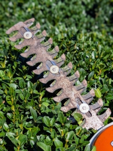 The precision-engineered blade creates very clean, controlled cuts that don't damage the plants.