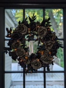 Here is an eerie Halloween Illuminated Rose & Snake Wreath - all your guests will love it. This 24 inch wreath includes several timer and lighting modes for the 40 LED lights.