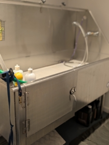 There is also an appropriate stainless steel animal tub for bathing.