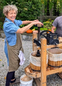 The basket press relies on a large screw to add pressure to the crushed apples, or pomace, that are in the tub. It takes some strength to turn the screw efficiently. The 2×4 piece of wood helps add more torque. The hardwood tubs have beveled staves which make them easy to clean. They measure 12-inches high, 13-and-a-half-inches in diameter and are supported by steel hoops.