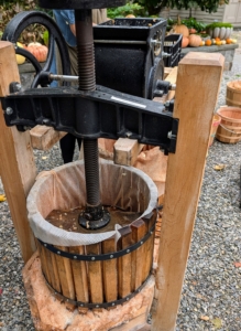 The screw is a one-and-a-half inch thick cast iron threaded acme screw – an industry-leading thickness that can withstand the pressing pressure needed.