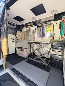 The central cabin is equipped with the grooming tub, hydraulic table, and other necessary supplies.